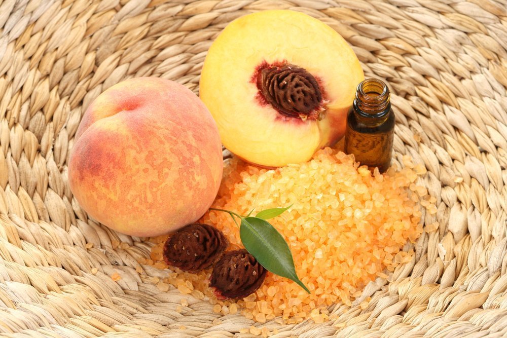 Масло персиковых косточек — средство для питания и демакияжа