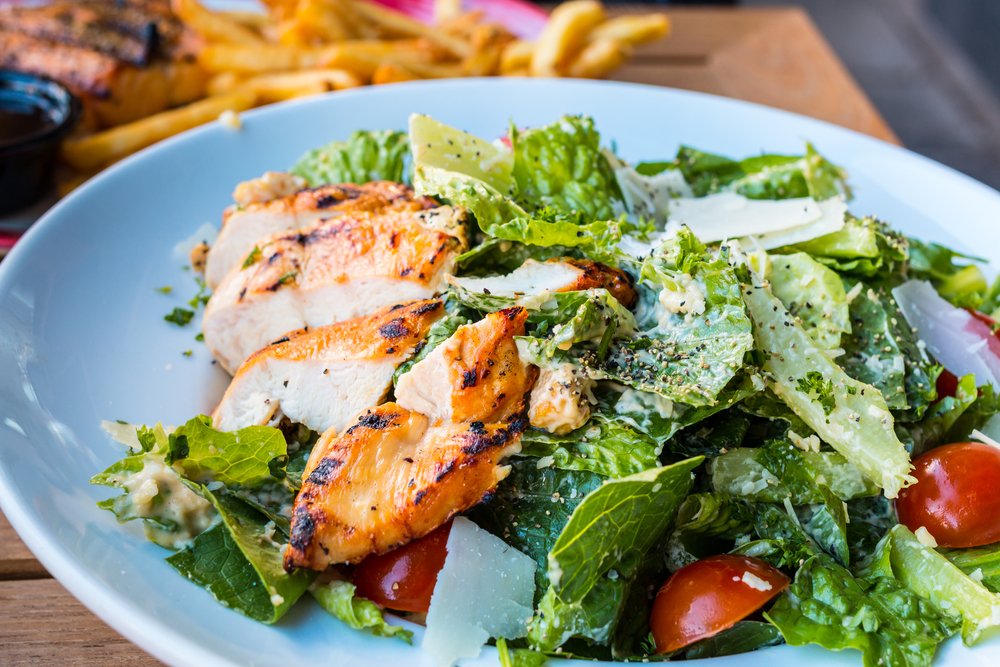 Салат «Цезарь» с курицей: классический простой рецепт для диеты и повседневного питания