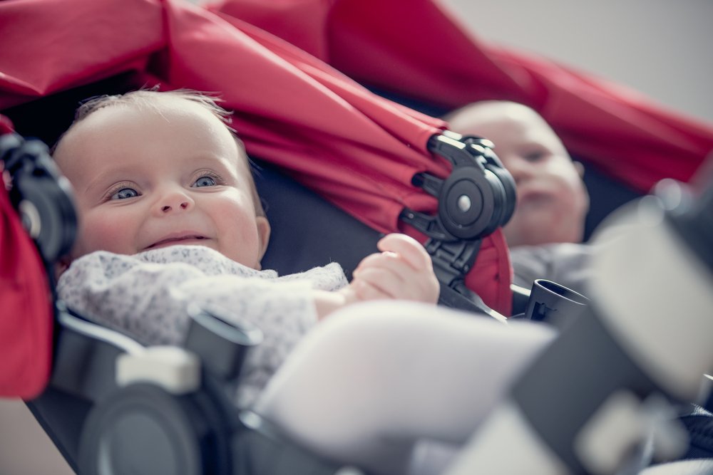 Что следует учитывать родителям при выборе двойной коляски?