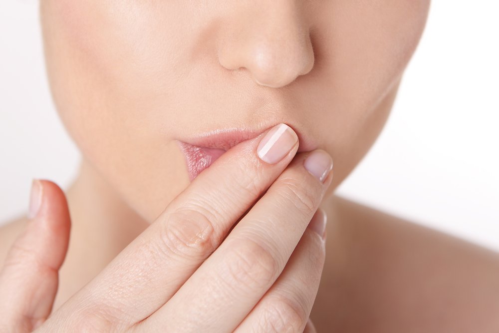 Как защитить кожу губ?