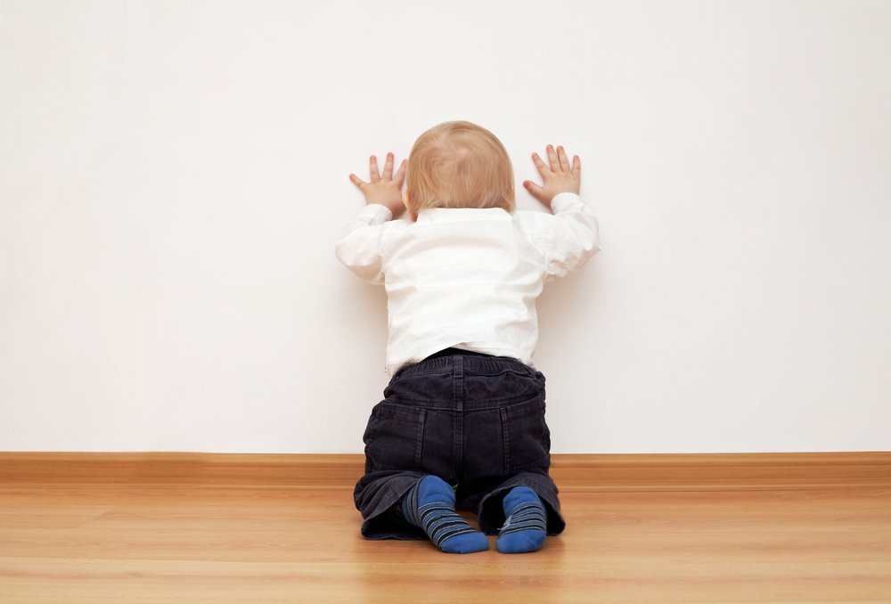 Ребёнок раскачивается из стороны в сторону и бьется о стену: опасные привычки?