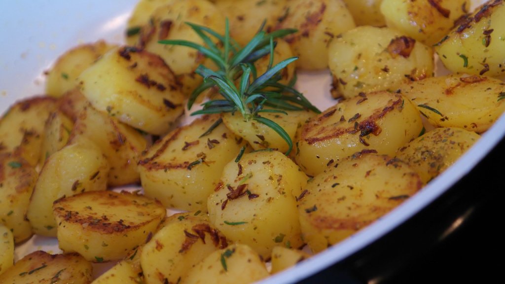 Простой рецепт жареного картофеля с чесноком и розмарином