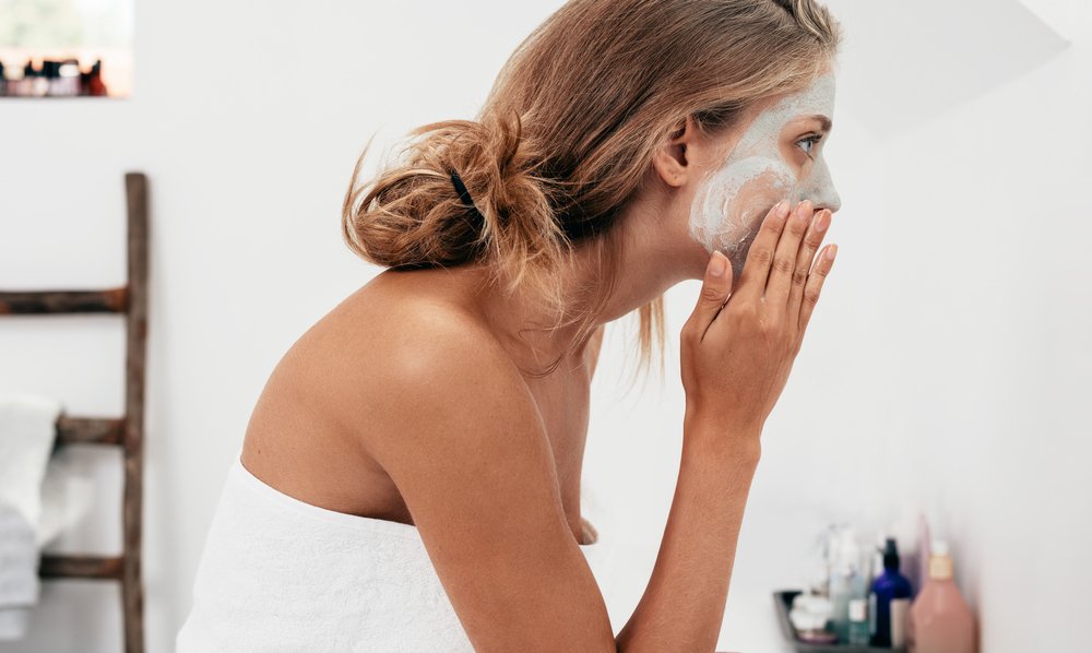 Как правильно наносить маски на кожу лица?