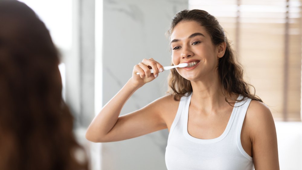 Чистить зубы после потребления углеводов