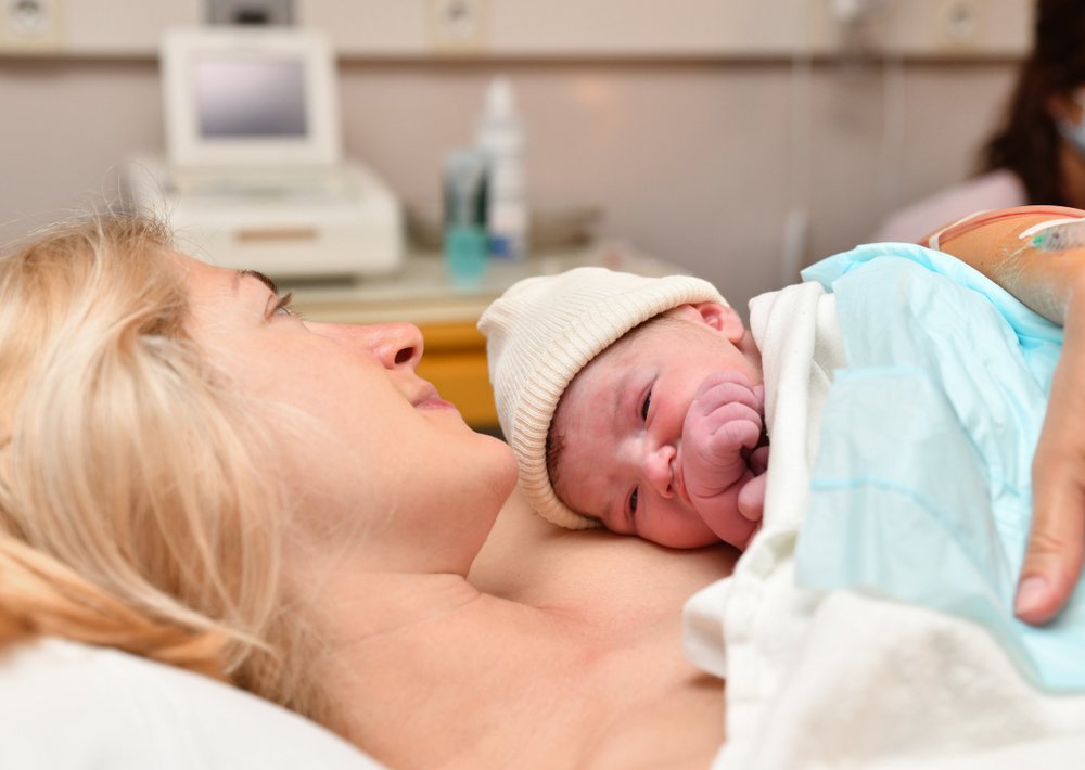 В чем опасность затяжных родов для малыша?