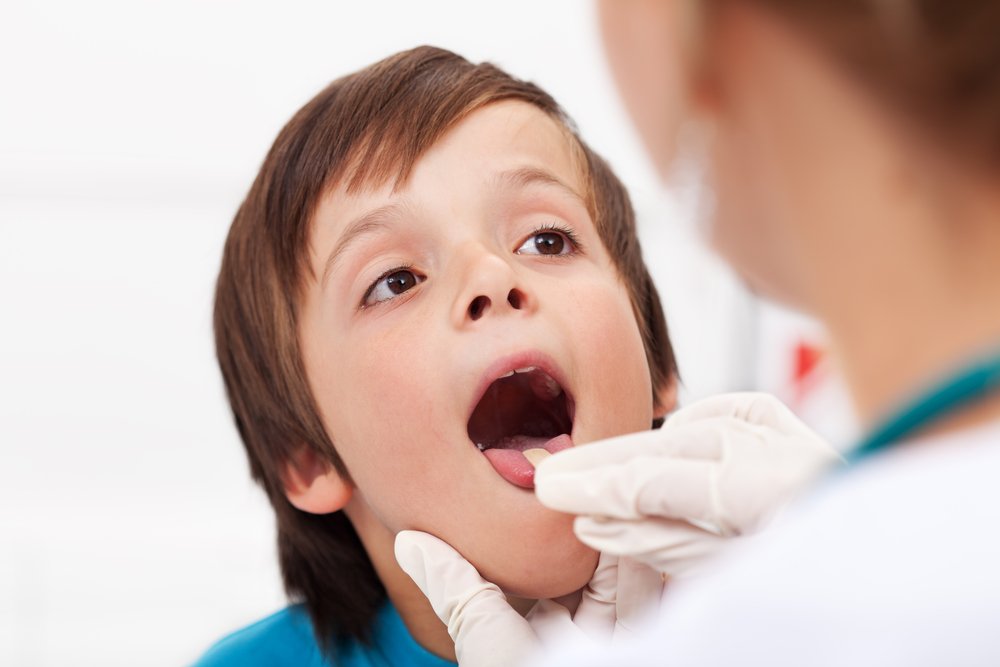 Стоматит у детей во рту: принципы лечения болезни