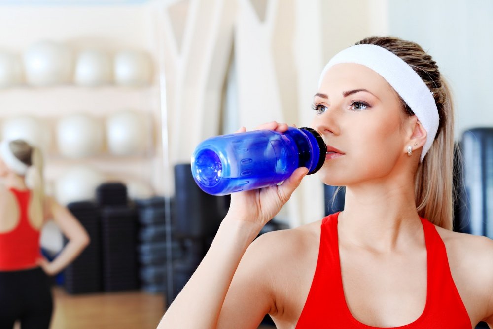 Можно ли пить воду во время занятий фитнесом?