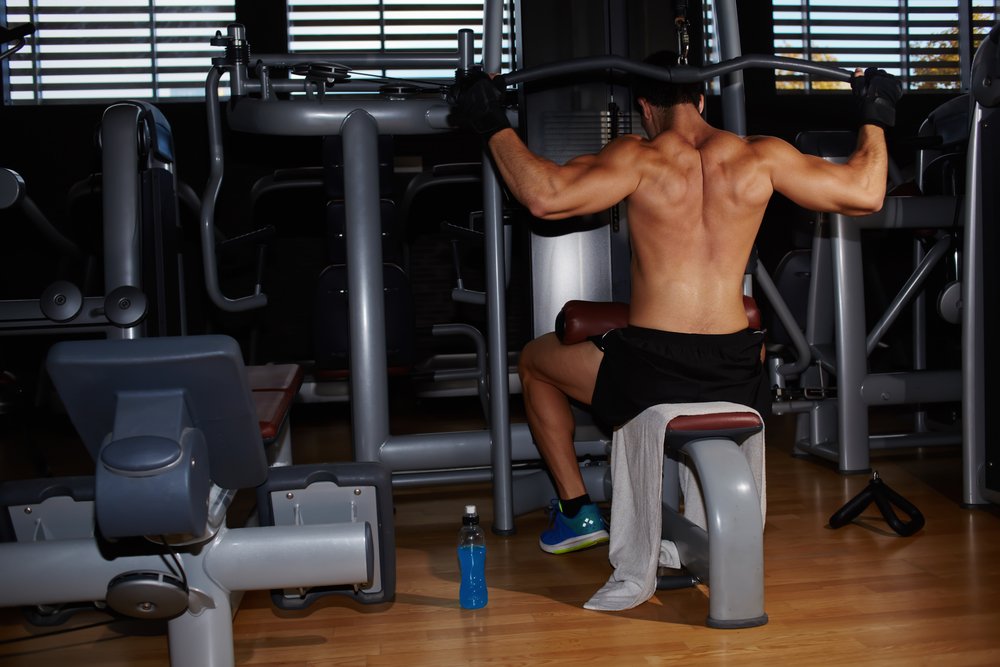 Упражнения для спины и силовое спортивное оборудование