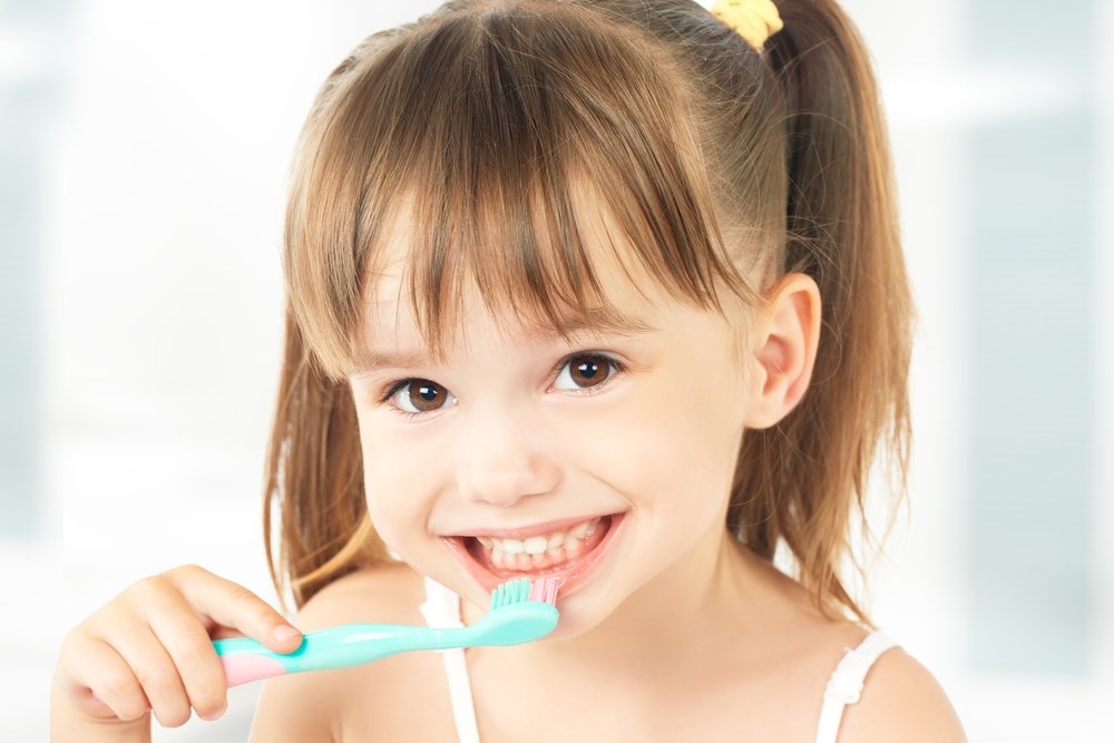 Приспособления для детей, которые учатся чистить зубы