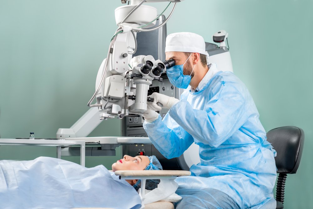 Когда делать операцию по удалению катаракты?