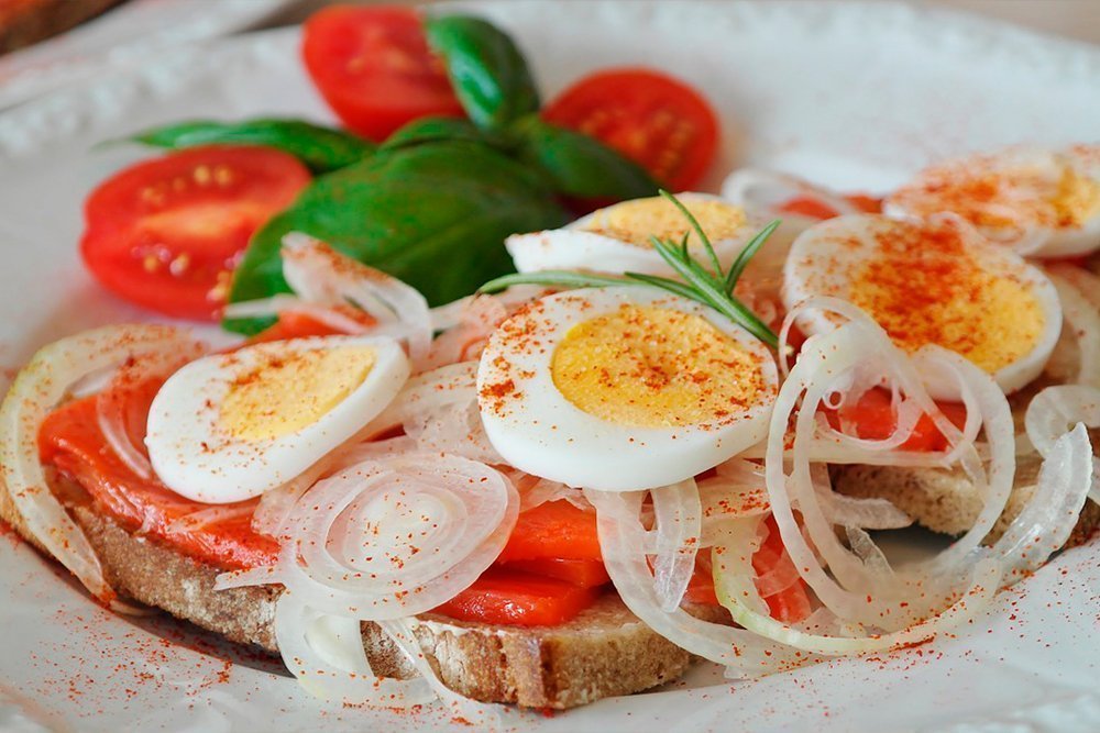 Яйцо и помидор или лук: взрыв витаминов и источник молодости