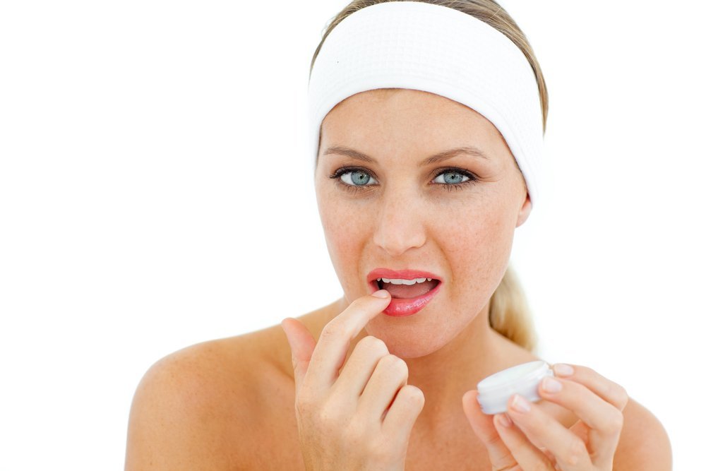 Секреты красоты женских губ: питание и увлажнение