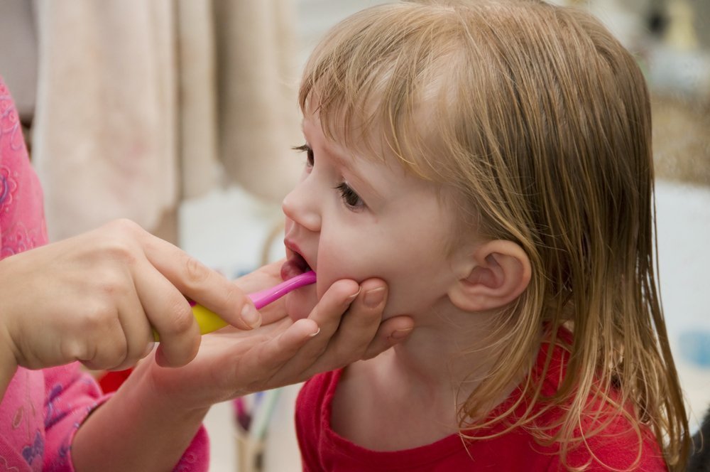 Чистка зубов у детей: рекомендации для родителей