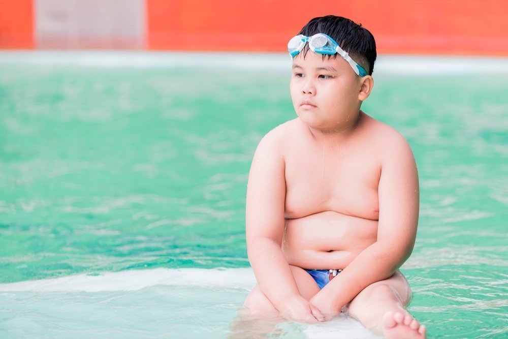 Толстые дети в купальниках