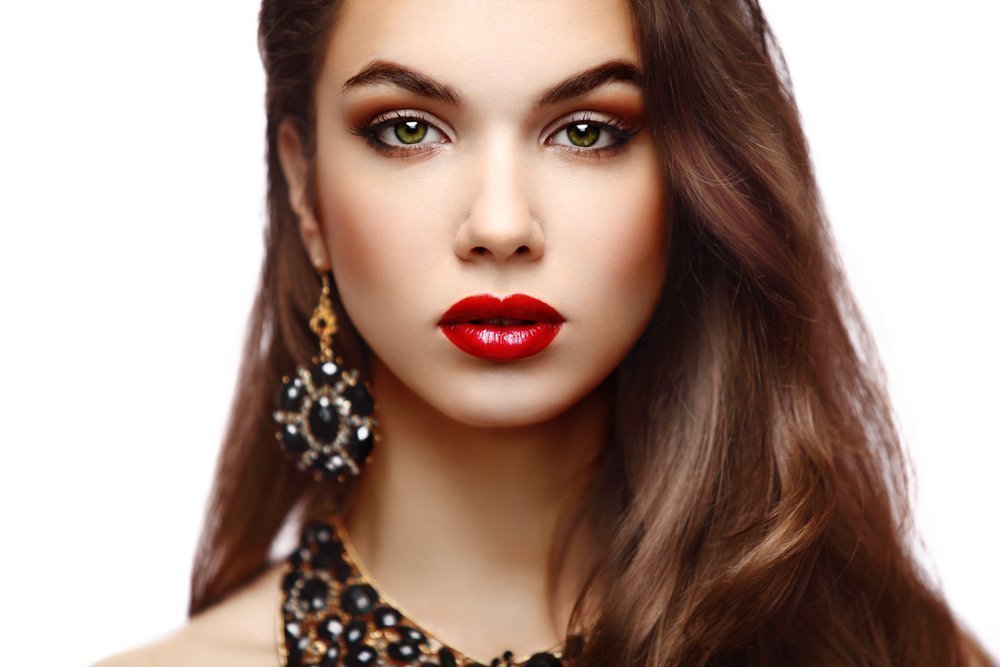 Правильный макияж в красном цвете: как избежать эффекта воспаленных глаз