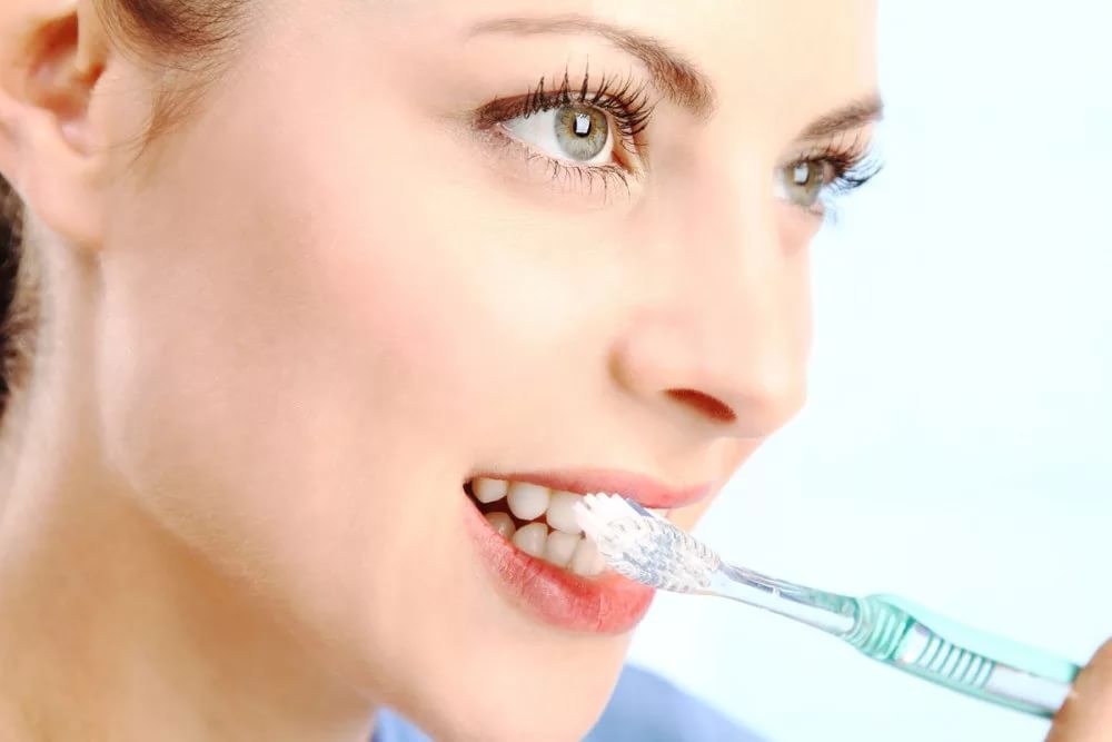 Запах изо рта связан с неправильной чисткой зубов