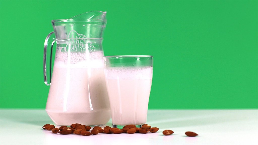 Рецепт! Миндальное молоко Источник: ytimg.com