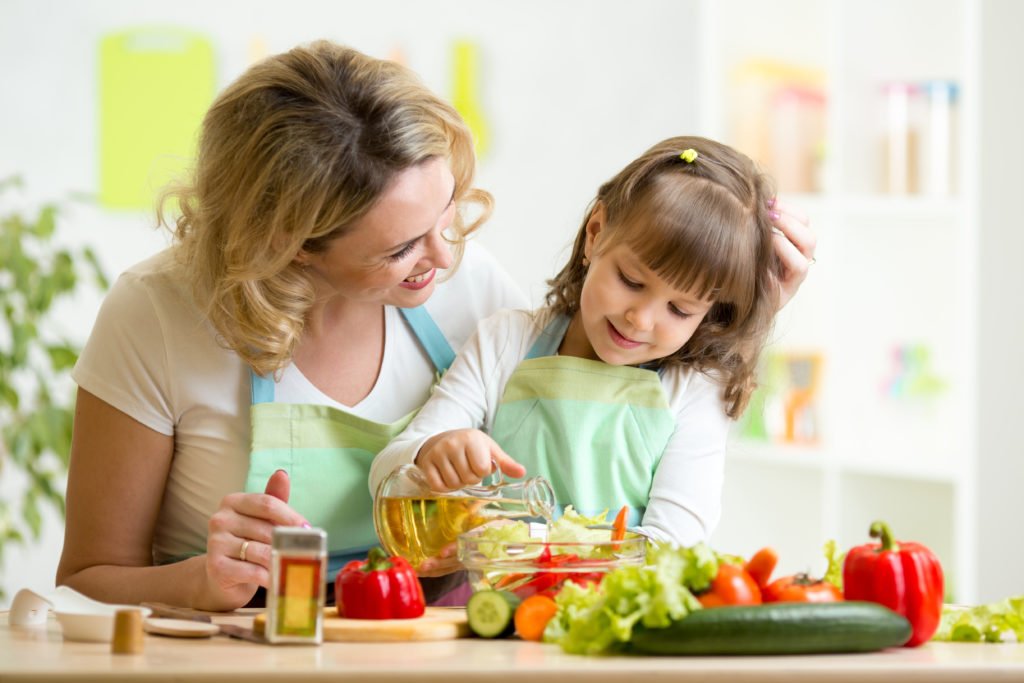 Полезные привычки на кухне: советы матери