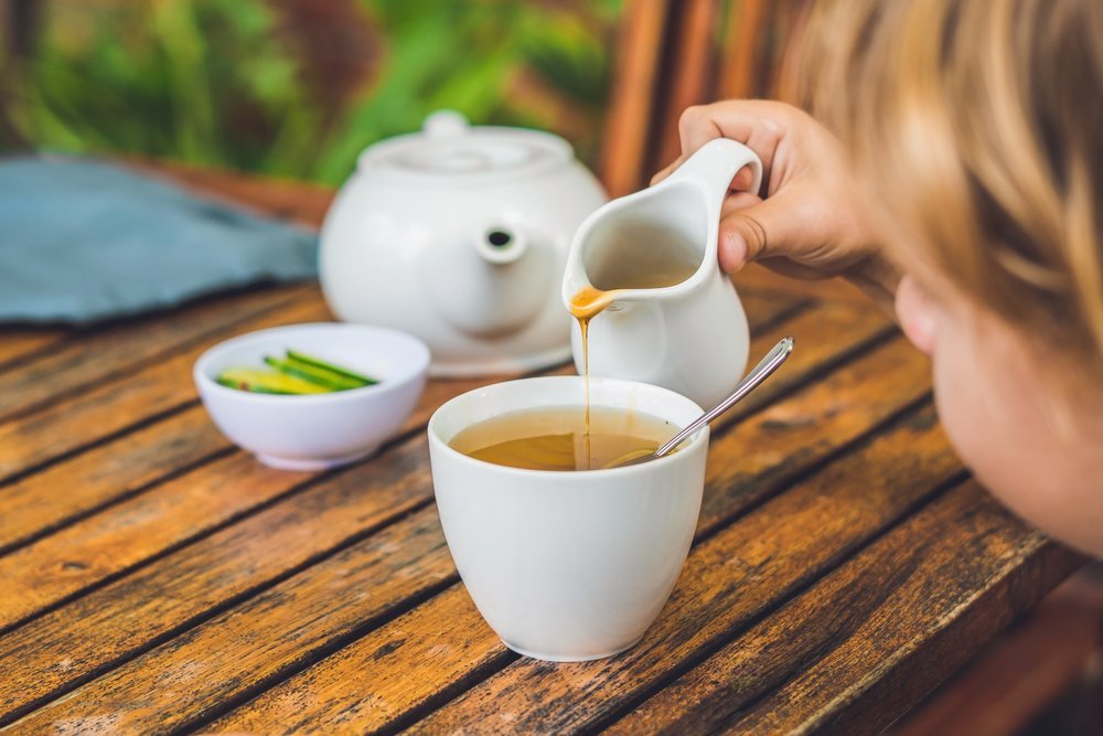 Горячий чай с медом для здоровья детей