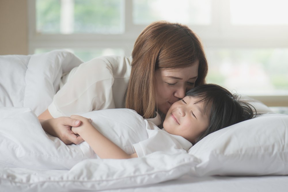 Азиатки мамы спят. Японские мамочки в постели. Азиатки мамочки в постели. Мама целует сыночка в кровати. Девушка целует азиатского ребенка.