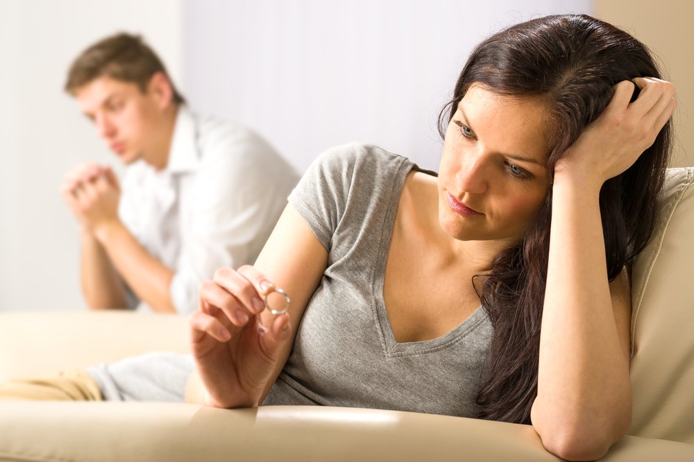 Признак 4: У одного из супругов часто «болит голова»