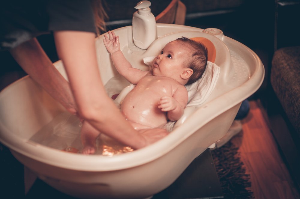 Дополнительные аксессуары, которые могут пригодиться родителям при купании младенца