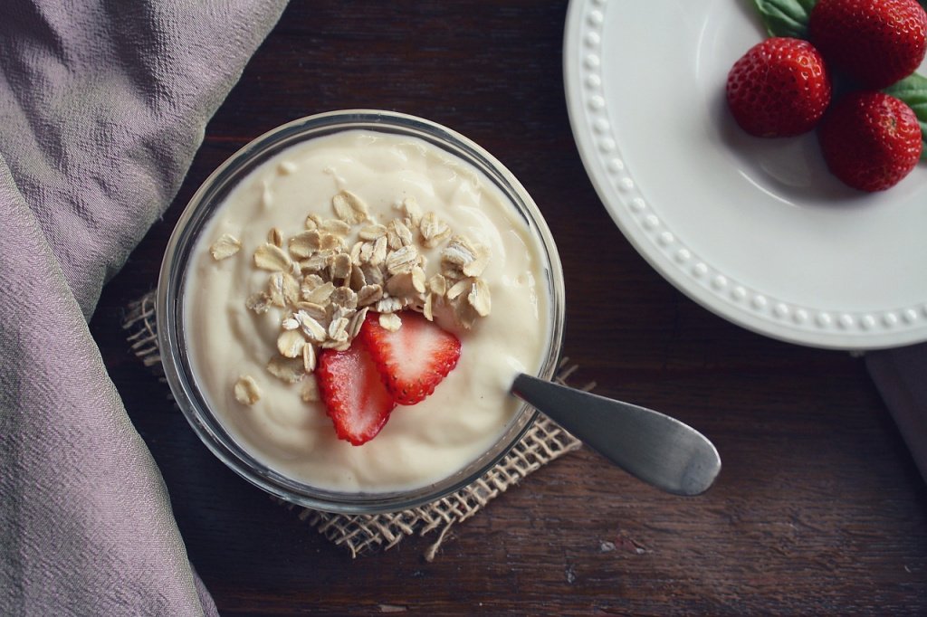Йогурт: кисломолочный продукт в сочетании с медом и ягодами