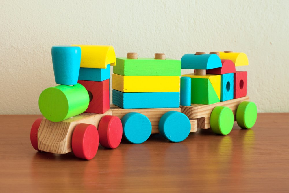 Деревянные поезда и автомобили