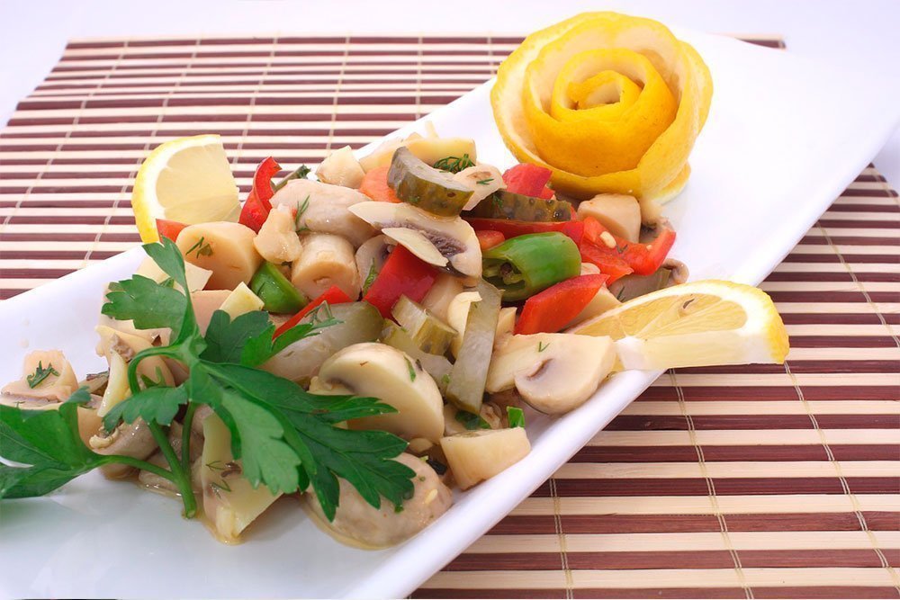 Домашние рецепты грибных салатов: низкокалорийный салат с шампиньонами