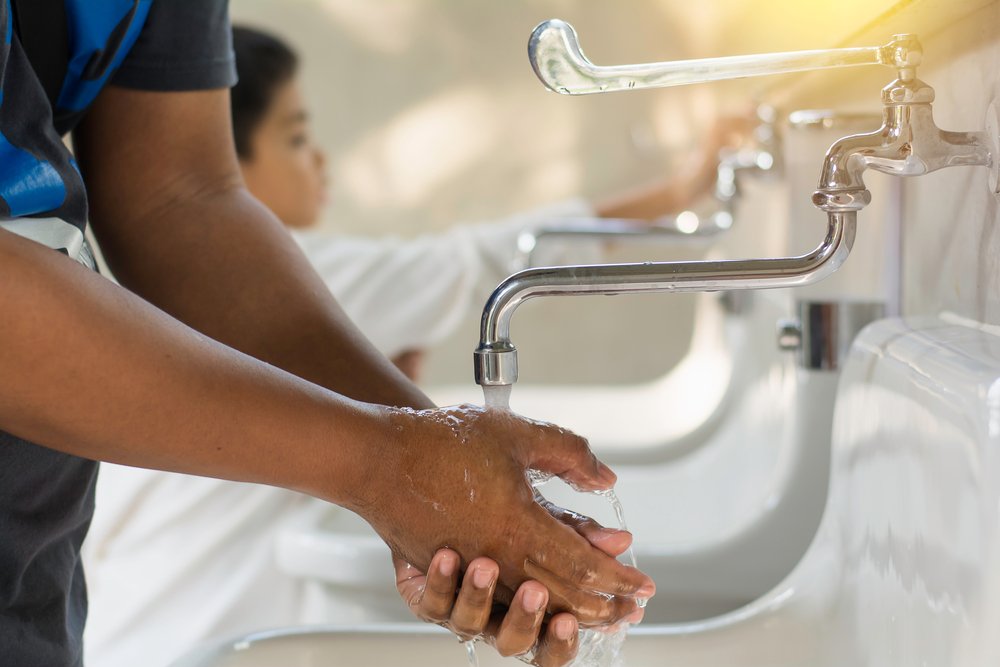 Действительно ли нужно мыть руки после туалета?