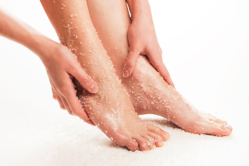 Уход за кожей ног: правила проведения пилинга