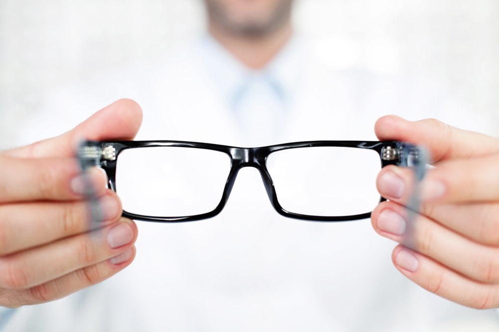 Коррекция астигматизма: очки, линзы или операция?