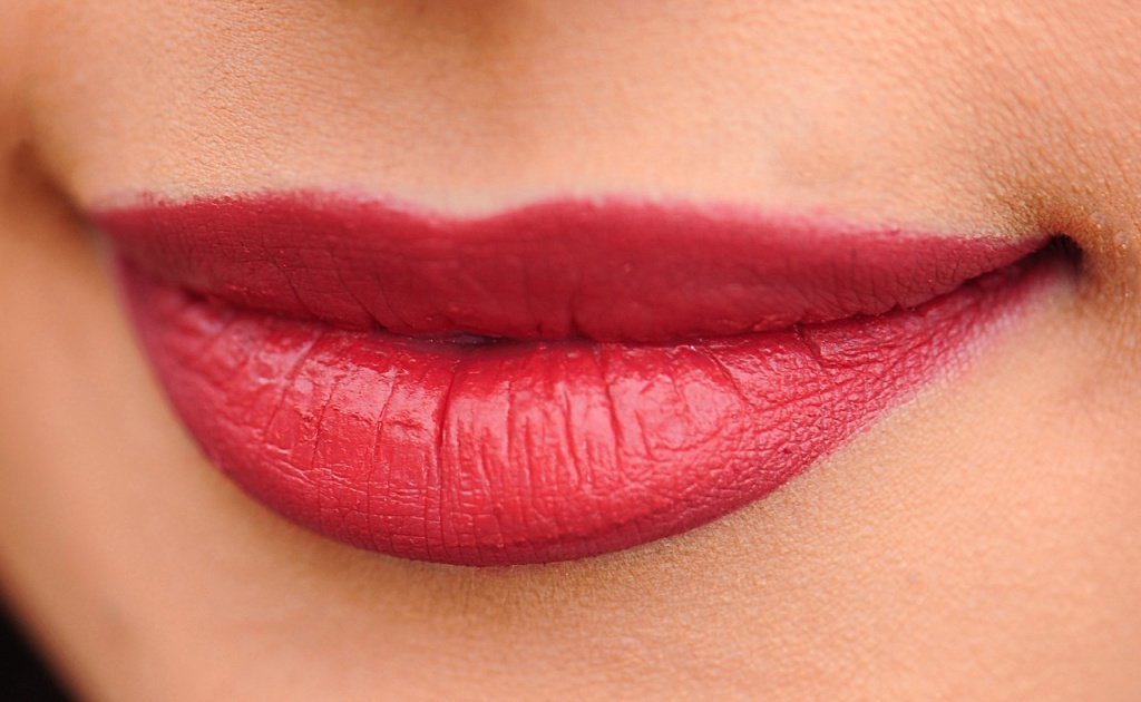 Корректировать неаккуратный макияж губ