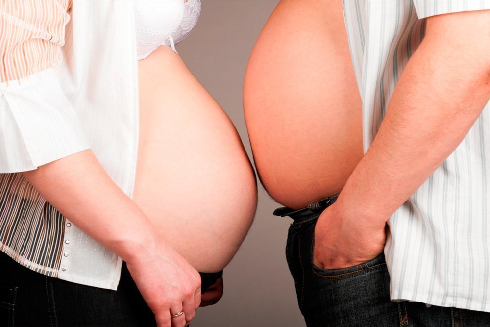 Почему некоторые беременные. Живот беременной женщины. Беременный живот у мужчин.