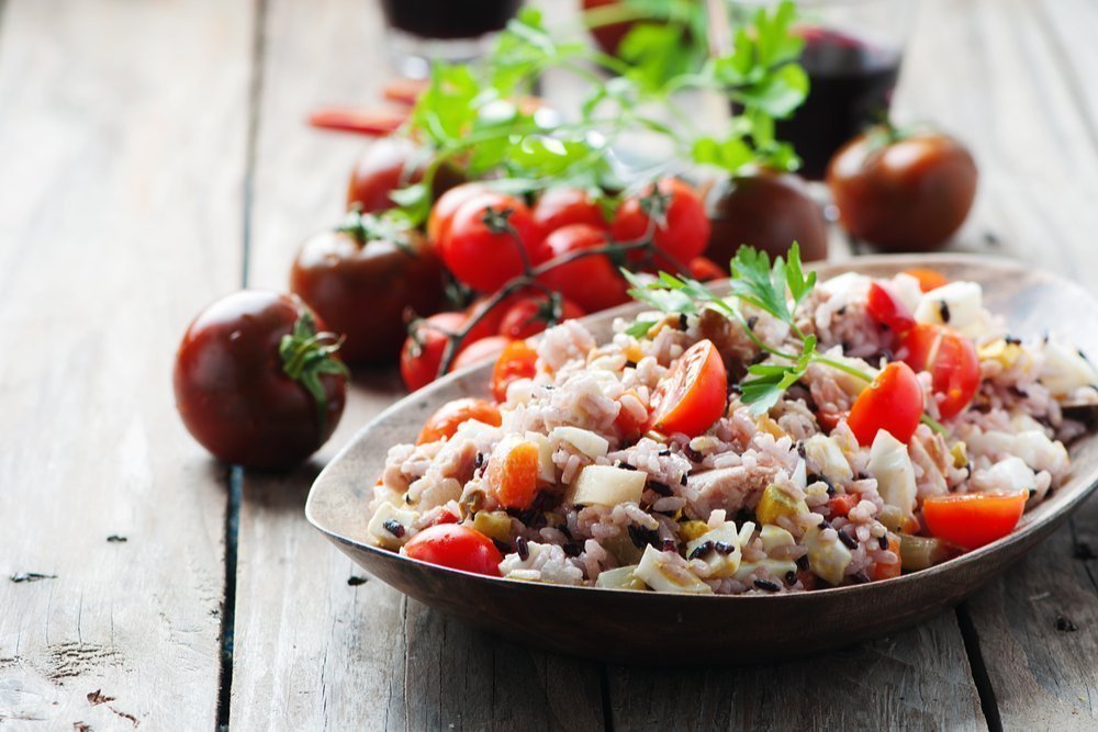 Средиземноморский салат с рисом и овощами