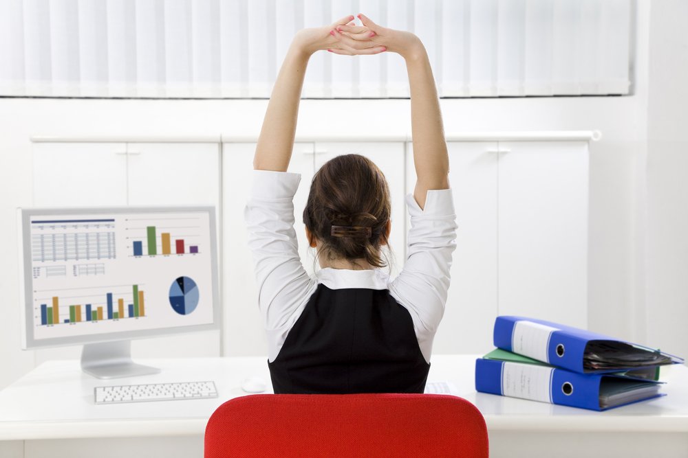 Фитнес-упражнения для офиса: качаем спину в офисном кресле