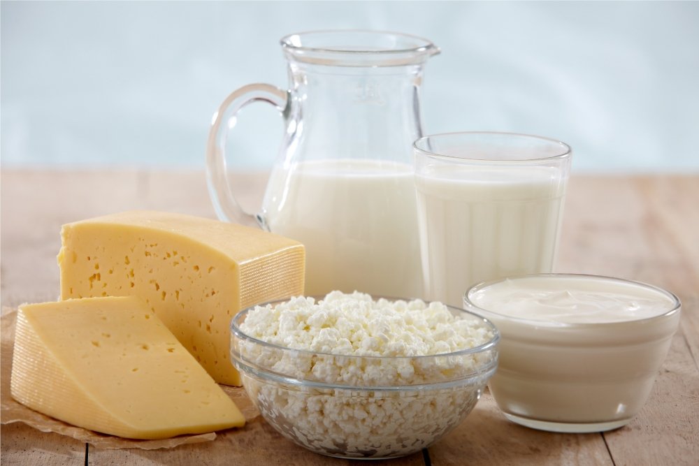 Молочные продукты: кефир, ряженка, йогурт