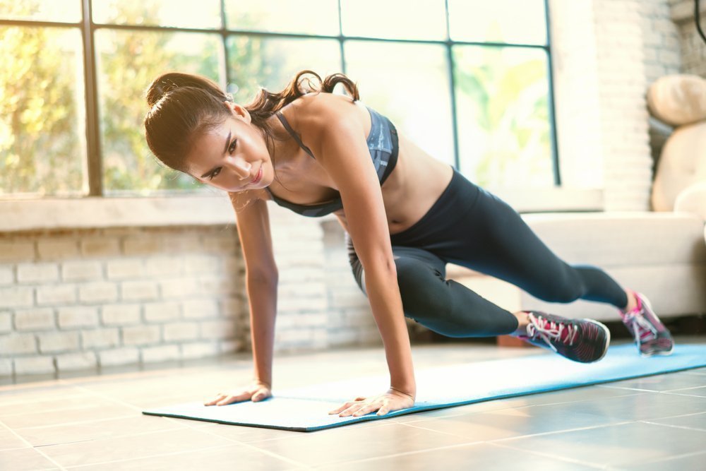 Комплекс аэробных жиросжигающих упражнений для домашних тренировок