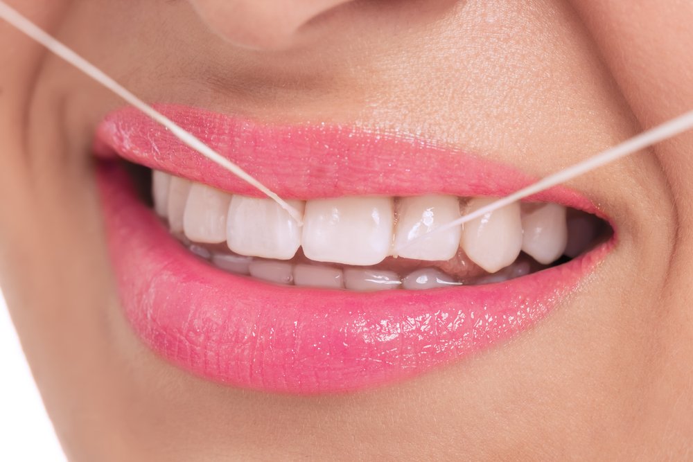 Как правильно чистить зубы нитью?