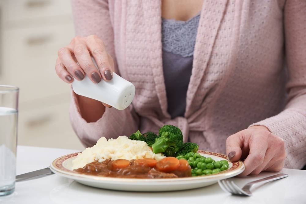 Почему при похудении следует снижать количество соли и сахара в пище?