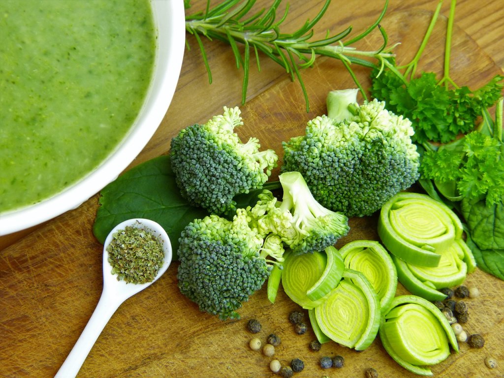 Брокколи: сочные, ароматные овощи на столе