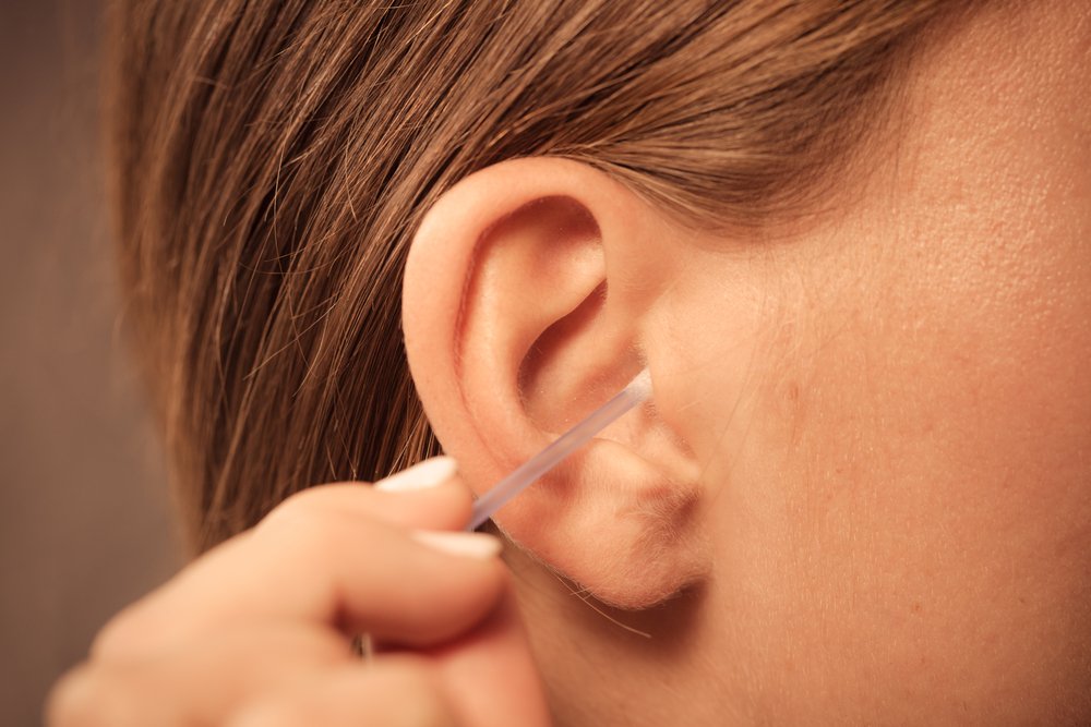 Профилактика ушных пробок: как правильно чистить уши