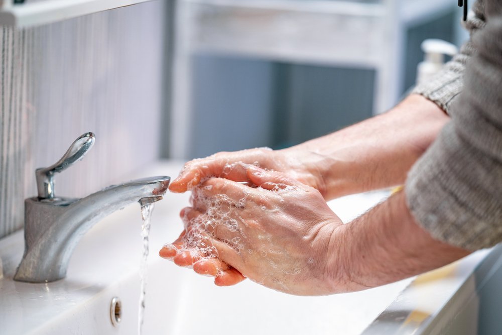 4. Регулярное мытье рук и обработка их санитайзерами