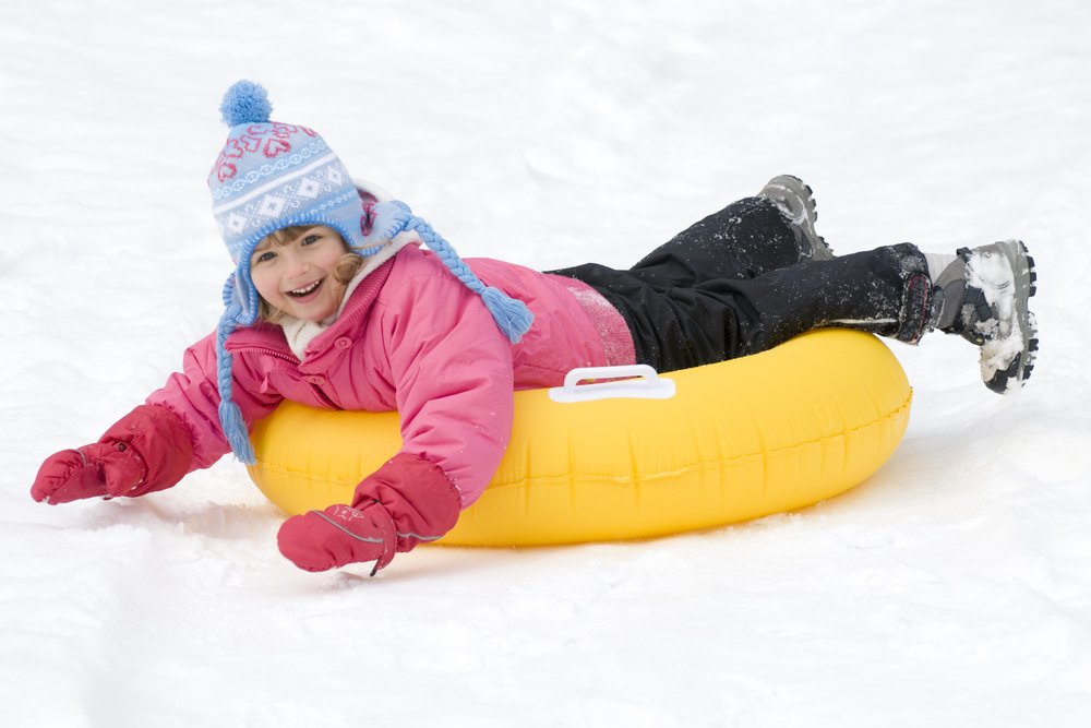 Катание с горок как основное развлечение для детей во время зимних прогулок
