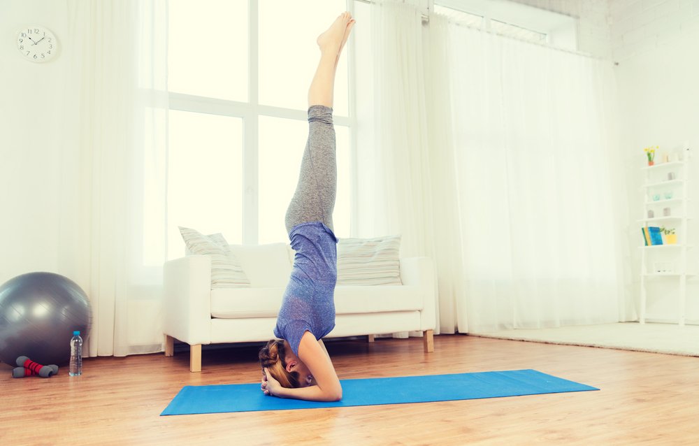 Простые упражнения йоги для подготовки к Ширшасане