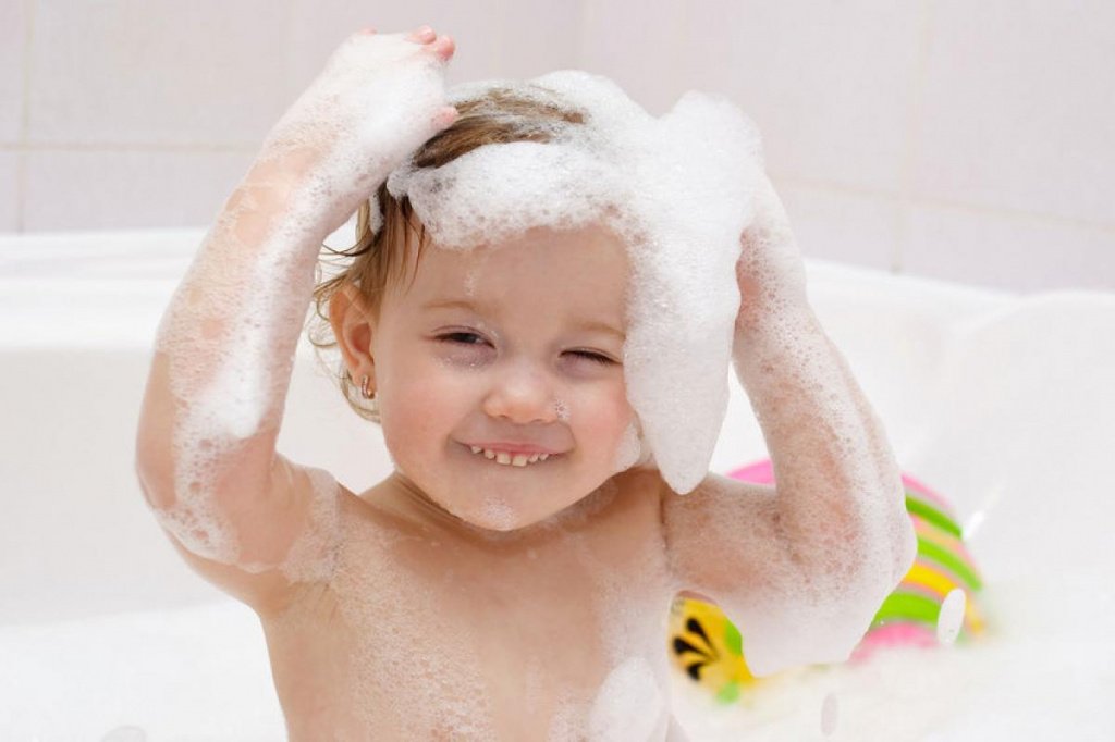 Для мытья головы карапуза лучше всего использовать обычное детское мыло