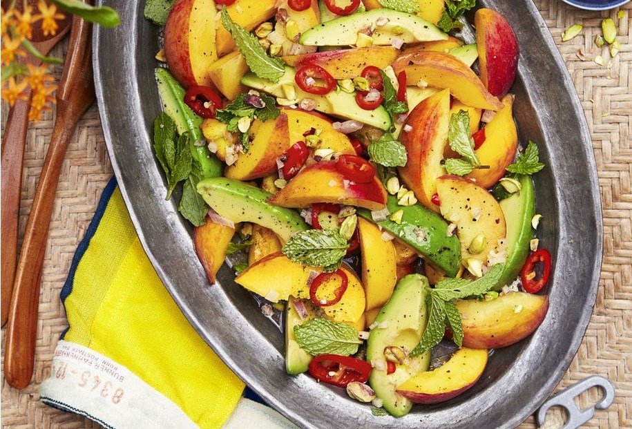 Острый салат с персиками и авокадо Источник: countryliving.com