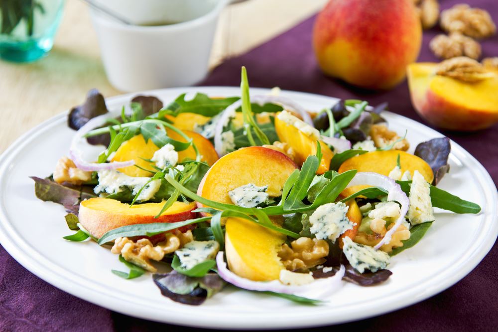 Витаминный салат с овощами и персиком