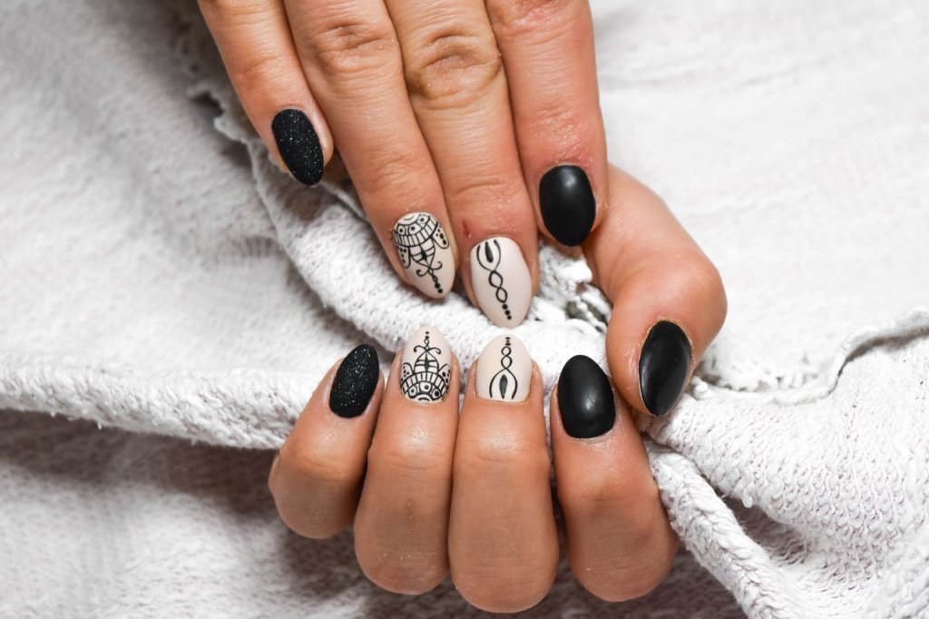 Ахроматическое сочетание: черный, белый и серый на ногтях