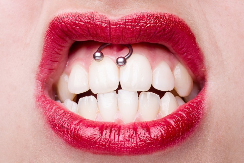 Пирсинг уздечки губы и языка